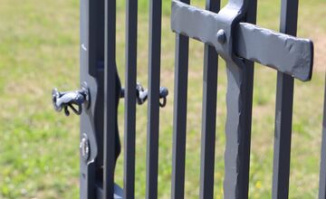 FOTO: Poškodené kľučky na bránach cintorínu v Senici