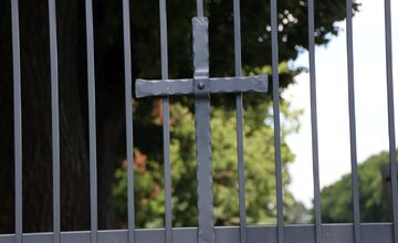 FOTO: Poškodené kľučky na bránach cintorínu v Senici