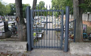 FOTO: Poškodené kľučky na bránach cintorínu v Senici