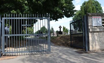 FOTO: Poškodené kľučky na bránach cintorínu v Senici