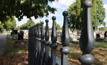 FOTO: Poškodené kľučky na bránach cintorínu v Senici