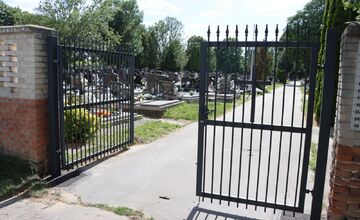 FOTO: Poškodené kľučky na bránach cintorínu v Senici