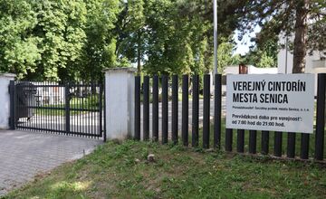 FOTO: Poškodené kľučky na bránach cintorínu v Senici