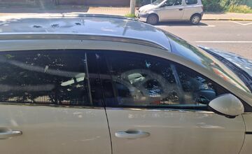 FOTO: Piešťancovi niekto poškodil auto neznámou chemikáliou