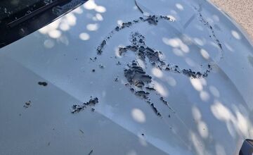 FOTO: Piešťancovi niekto poškodil auto neznámou chemikáliou