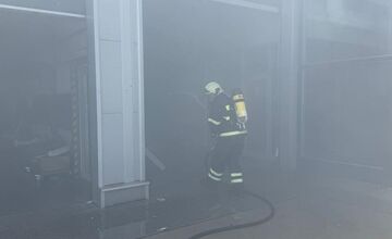 FOTO: Požiar autopredajne v Dunajskej Strede