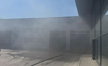 FOTO: Požiar autopredajne v Dunajskej Strede