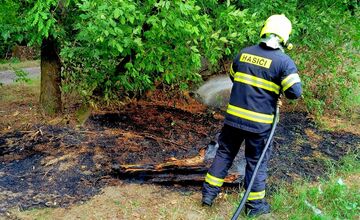 FOTO: Hasiči zlikvidovali niekoľko požiarov porastov a strnísk v Trnavskom kraji