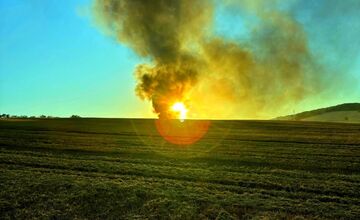 FOTO: Požiar kombajnu spôsobil škodu za 100-tisíc eur