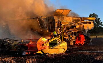 FOTO: Požiar kombajnu spôsobil škodu za 100-tisíc eur