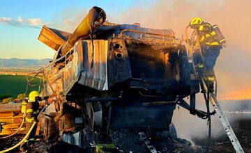 FOTO: Požiar kombajnu spôsobil škodu za 100-tisíc eur