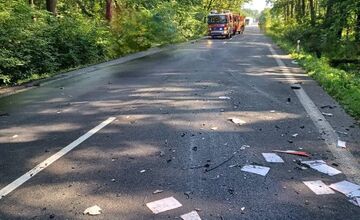 FOTO: Pri nehode medzi Kopčanmi a Adamovom zahynul vodič dodávky