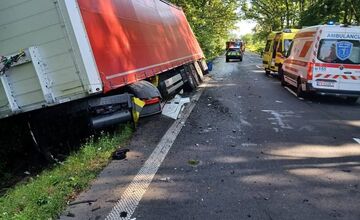 FOTO: Pri nehode medzi Kopčanmi a Adamovom zahynul vodič dodávky