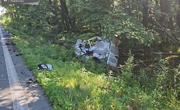 FOTO: Pri nehode medzi Kopčanmi a Adamovom zahynul vodič dodávky