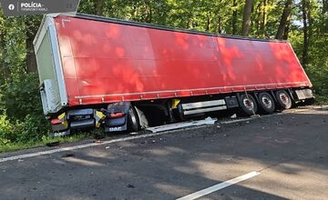 FOTO: Pri nehode medzi Kopčanmi a Adamovom zahynul vodič dodávky