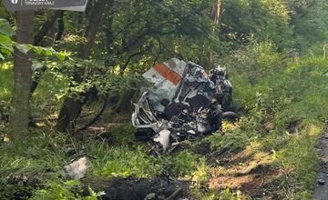 FOTO: Pri nehode medzi Kopčanmi a Adamovom zahynul vodič dodávky