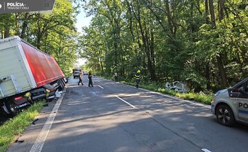 FOTO: Pri nehode medzi Kopčanmi a Adamovom zahynul vodič dodávky