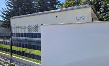 FOTO: V Piešťanoch cez leto nezaháľali. Škôlka dostáva novú tvár