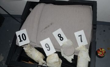 FOTO: Galantskí kriminalisti našli pri domových prehliadkách drogy i peniaze