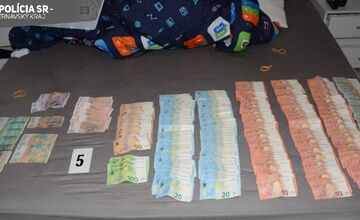 FOTO: Galantskí kriminalisti našli pri domových prehliadkách drogy i peniaze