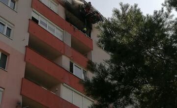 FOTO: Hasiči zachránili z bytového domu 135 osôb a jedného nečakaného obyvateľa - hada