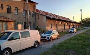 FOTO: Polícia zadržala šesť osôb v opustenom sklade na trnavskej stanici