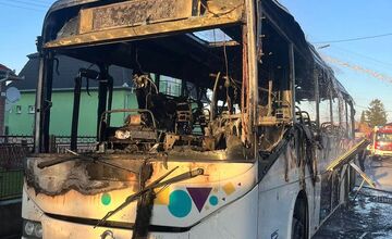FOTO: Požiar autobusu v obci Veľké Blahovo si vyžiadal hasičský zásah