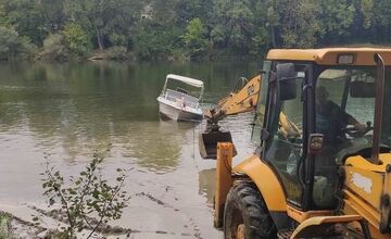 FOTO: Čln uviazol pri moste