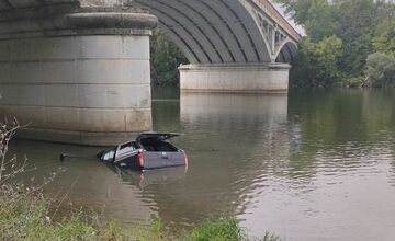 FOTO: Čln uviazol pri moste