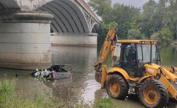 FOTO: Čln uviazol pri moste