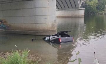 FOTO: Čln uviazol pri moste