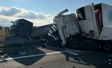 FOTO: Nehoda troch kamiónov na diaľnici