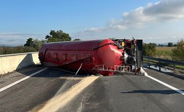 FOTO: Nehoda troch kamiónov na diaľnici