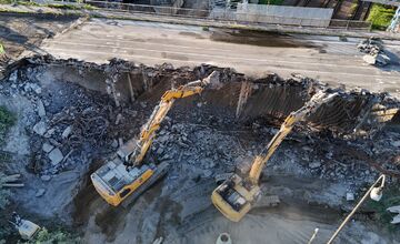 FOTO: V Seredi sa začalo z búracími prácami na starom moste
