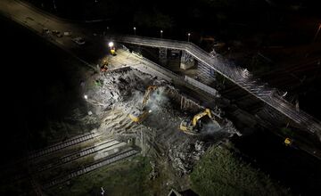 FOTO: V Seredi sa začalo z búracími prácami na starom moste