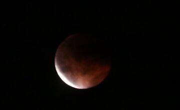 FOTO: Cez víkend oblohu rozžiaril krvavý supermesiac