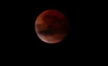 FOTO: Cez víkend oblohu rozžiaril krvavý supermesiac