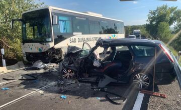 FOTO: V Bojničkách došlo k vážnej nehode autobusu s autom