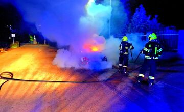 FOTO: V obci Zavar niekto úmyselne podpálil vozidlo, zasahovať museli hasiči