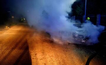 FOTO: V obci Zavar niekto úmyselne podpálil vozidlo, zasahovať museli hasiči