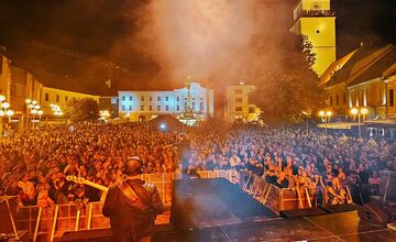 FOTO: Zuzana Smatanová rozospievala na jarmoku Trnavu