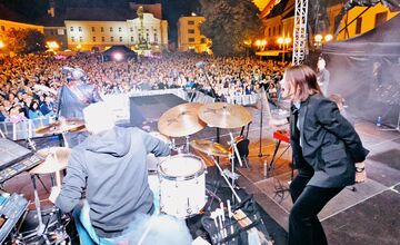 FOTO: Zuzana Smatanová rozospievala na jarmoku Trnavu