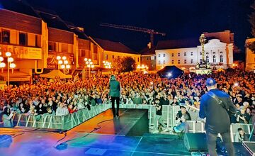FOTO: Zuzana Smatanová rozospievala na jarmoku Trnavu