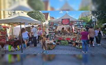 FOTO: Počas jarmoku v Ružovom parku zaujala ľudí Jarmočná diva