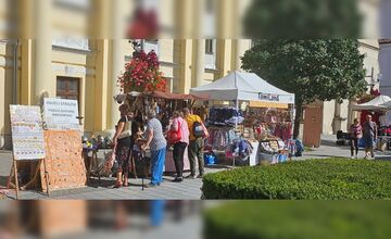 FOTO: Počas jarmoku v Ružovom parku zaujala ľudí Jarmočná diva