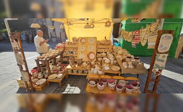 FOTO: Počas jarmoku v Ružovom parku zaujala ľudí Jarmočná diva