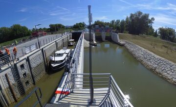 FOTO: Historický míľnik, Baťov kanál vedie po novom až do Hodonína