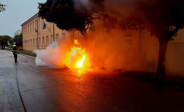 FOTO: Ranný požiar auta v Skalici