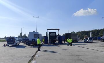 FOTO: Veľká cestná technická kontrola na hraničnom priechode na D2