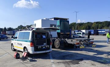 FOTO: Veľká cestná technická kontrola na hraničnom priechode na D2